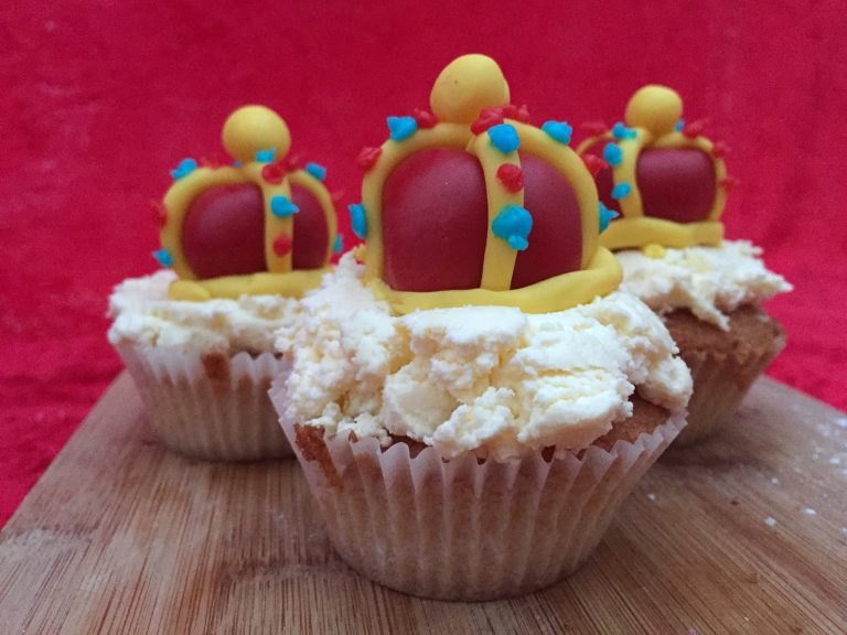 Strawberry and cream Royal fairy cakes #DrOetker