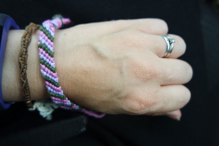 How to make a candy stripe friendship bracelet
