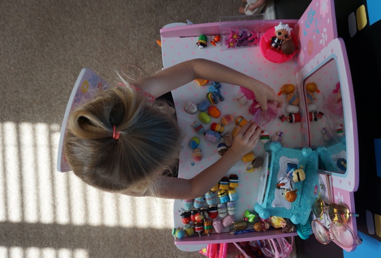 5 reasons why a dressing table is the best gift for a little girl