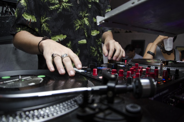 How a Professional DJ can offer cutting edge entertainment to your party