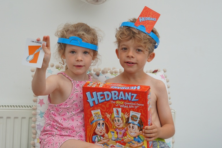 A fun family quick question game: Hedbanz