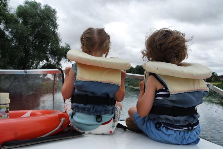 9 Ways to have a fun and safe vacation on a boat with kids